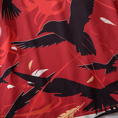 Kimono Japonais Rouge vu zoomé sur plusieurs corbeaux japonais