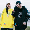 Sweat Écriture Japonaise noir et jaune de marque japonaise Gotei porté par deux mannequins Japonais