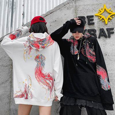 Sweat à Capuche Style Japonais blanc et noir de marque japonaise Gotei porté par deux mannequins Japonais vu de dos (femme) et de face (homme)