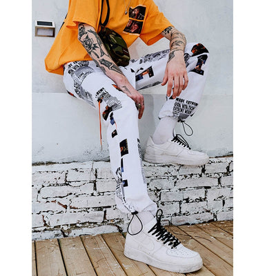 Pantalon Joggers blanc porté par un mannequin Japonais