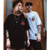 T-Shirt Imprimé Japonais noir avec la figure de Akuma de marque japonaise Gotei porté par deux mannequins Japonais (une femme Japonaise et un homme Japonais)