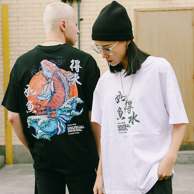 T-Shirt Carpe noir et blanc de marque japonaise Gotei porté par deux mannequins Japonais (un homme et une femme)