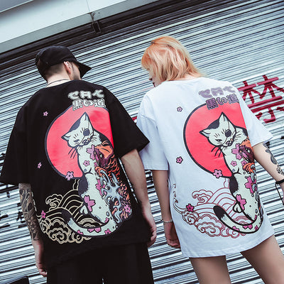 T-Shirt Chat Japonais blanc et noir de marque japonaise Gotei porté par deux mannequins Japonais (un homme et une femme)