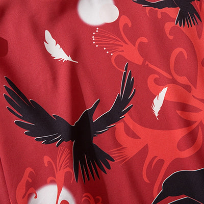 Kimono Japonais Rouge vu zoomé sur un corbeau japonais