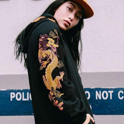 Sweat Dragon noir de marque japonaise Gotei porté par une mannequin Japonaise